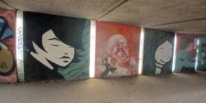 Asiaten in der Graffiti Galerie