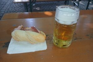 Brotzeit und Bier auf dem Viktualienmarkt. 