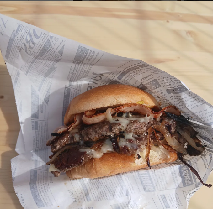 Der doppelte Smashburger bei Mike im Rat Rod Diner.