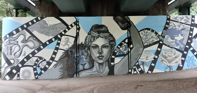 Kolumbusplatz unter der Brücke